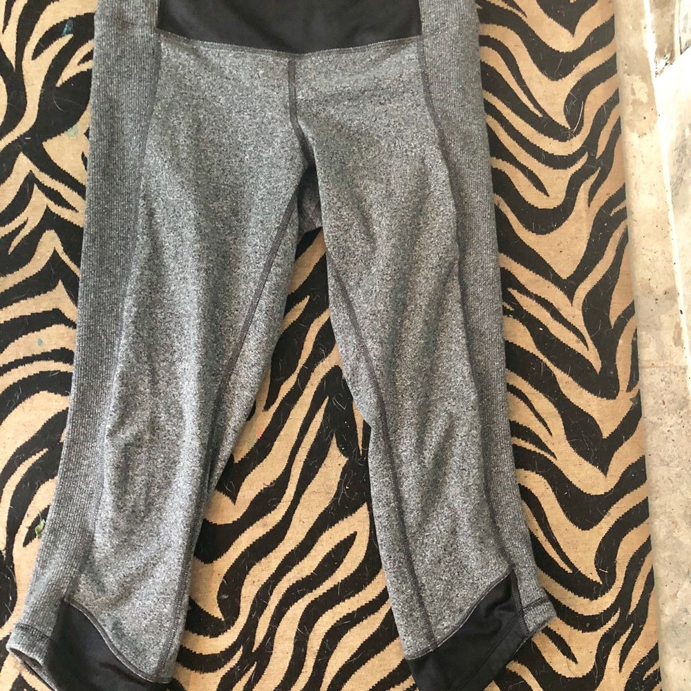 Lululemon gray and black cropped leggings